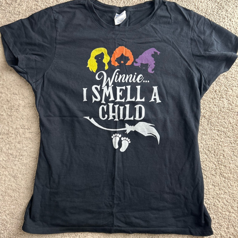 Baby announcement Hocus Pocus T-Shirt “Winnie…I smell a Child” | Size M